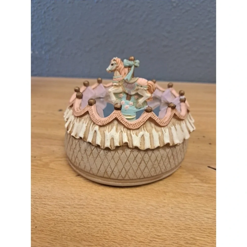 Vtg Emson Mirrored Magnetic Musical Carousel Horse Music Box. A1‎